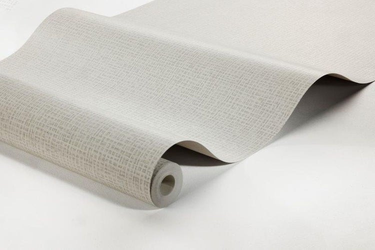 Wohnzimmer mit Textiltapete, Sofa, Teppich und Zimmerpflanze