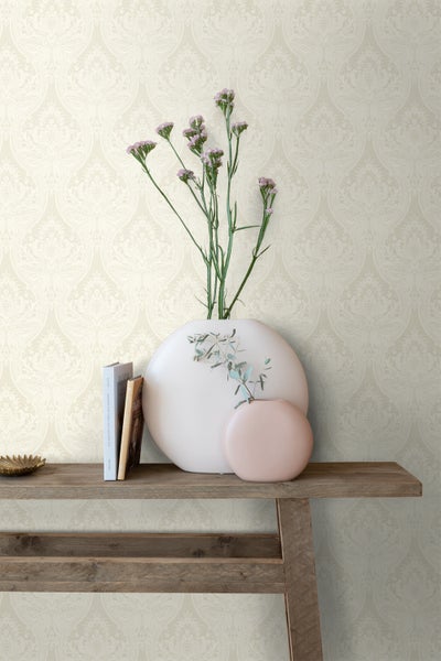 Dekorative Tapete mit floralem Muster im Vintage-Stil auf einer Wand