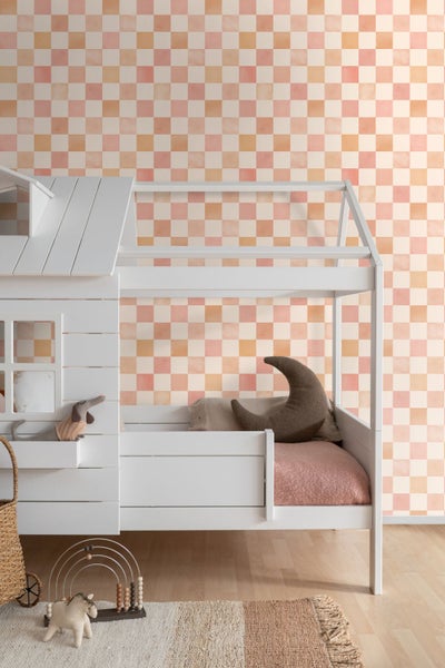 Kinderzimmer mit weißem Hochbett und karierter Tapete