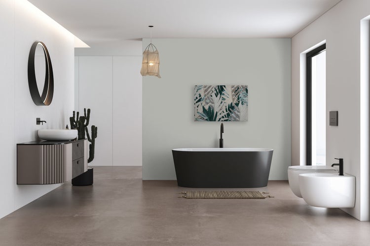 Modernes Badezimmer mit freistehender Wanne, Wandwaschtisch, Bidet und WC in einem hellen, weitläufigen Raum.