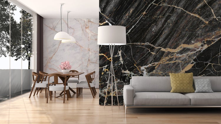 Modernes Wohn- und Esszimmer mit Akzentwand in schwarzer Marmoroptik, grauem Sofa, Holz-Essgruppe und hellem Parkett. Hell und großzügig.