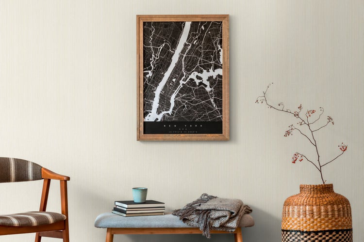 Grüne Zwergfichte im Garten.