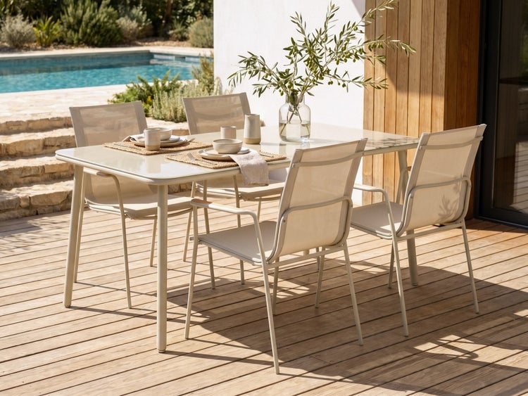 Modernes Gartentischset mit einem Glastisch und vier Stapelstühlen mit Textilbespannung auf einer Holzterrasse an einem Pool.