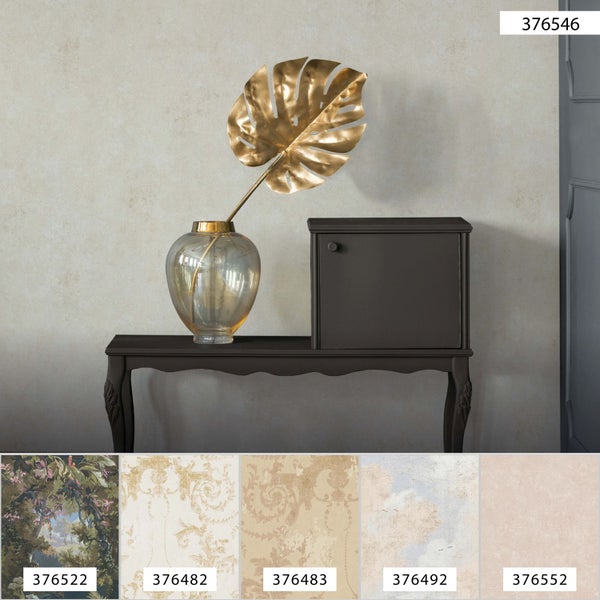 Wohnzimmer mit Sofa, Kissen mit Zickzackmuster, Stehlampe und Teppich