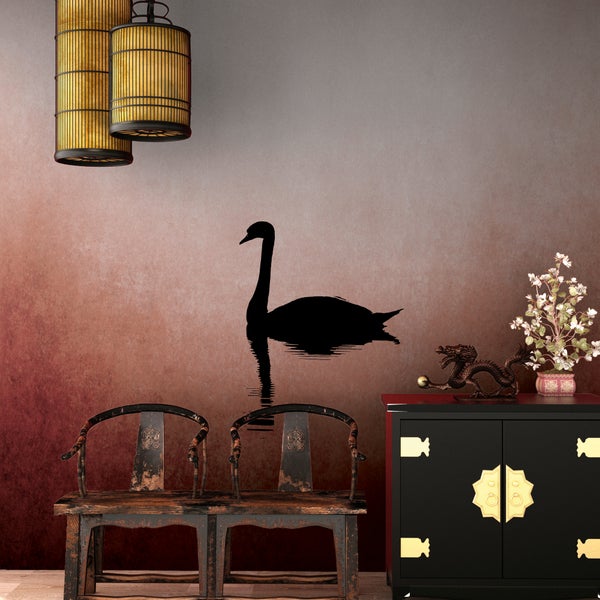 Wandtattoo Schwanen-Silhouette in Schwarz mit Spiegelung auf strukturierter Wand in asiatisch gestaltetem Zimmer mit Holzstühlen und Sideboard.