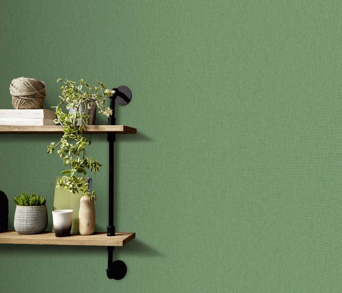 Regal mit Dekoration vor einer Wand mit Textiltapete