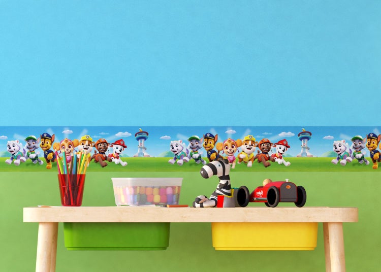 Zimmer mit Paw Patrol Bordüre, Tisch, Stiften, Spielzeug
