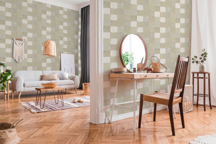 Wohnzimmer mit gemusterter Tapete in Steinoptik, Sofa und Holzboden