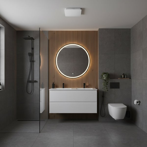 Modernes Badezimmer mit Dusche, Waschtisch mit Spiegel und Toilette