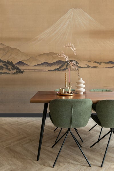 Esszimmer mit Holztisch, grünen Stühlen und Wandbild mit Bergmotiv