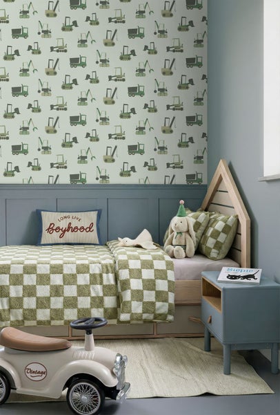 Kinderzimmer mit Tapete mit Baustellenfahrzeugen, kombiniert mit halbhoher Wandverkleidung, Hausbett aus Holz und karierter Bettwäsche.