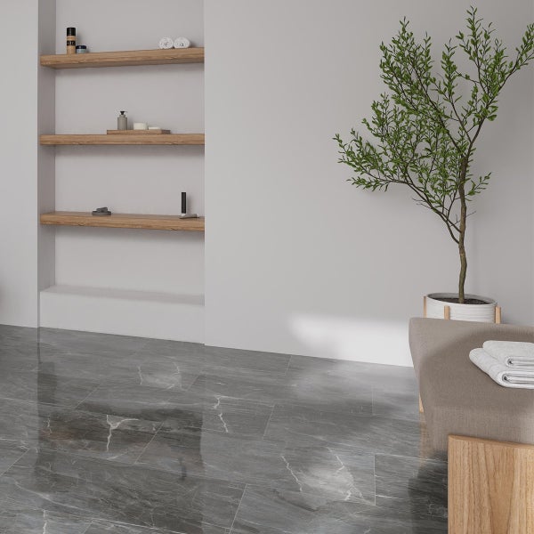 Badezimmer mit grauen Bodenfliesen, Holzregalen und Dekoration