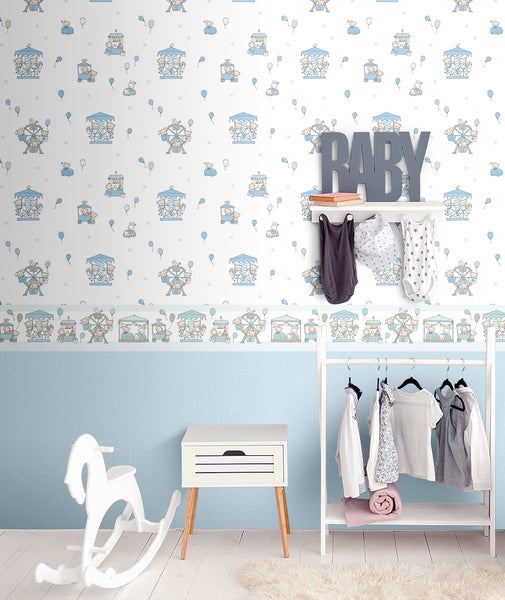 Dekoriertes Babyzimmer mit Kinderzimmer-Tapete, Kleiderständer und Spielzeug