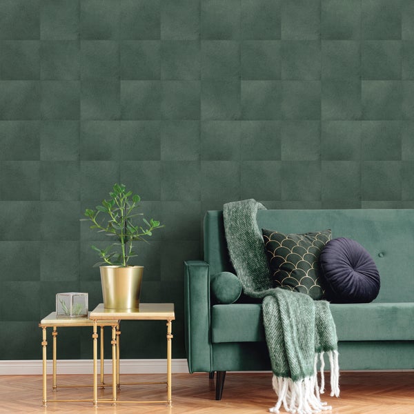 Wohnzimmer mit grüner Wildleder-Optik Tapete, Sofa, Beistelltischen und Dekorationen für eine gemütliche Atmosphäre