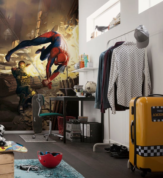 Jugendzimmer mit Spiderman Tapete, Schreibtisch und Kleiderständer.