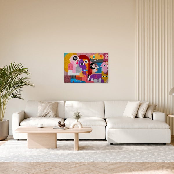 Wohnzimmer mit einem Sofa und einem farbenfrohen abstrakten Gemälde an der Wand.