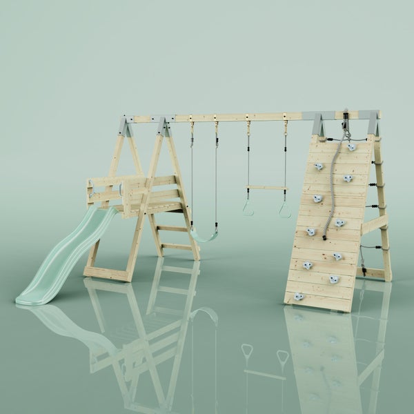 Spielturm aus hellem Holz mit mintgrüner Wellenrutsche, Schaukel, Reckstange mit Ringen, Kletterwand mit Steinen, Seil und Strickleiter.