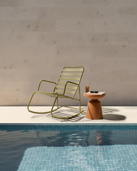 Schaukelstuhl aus Metall mit Armlehnen