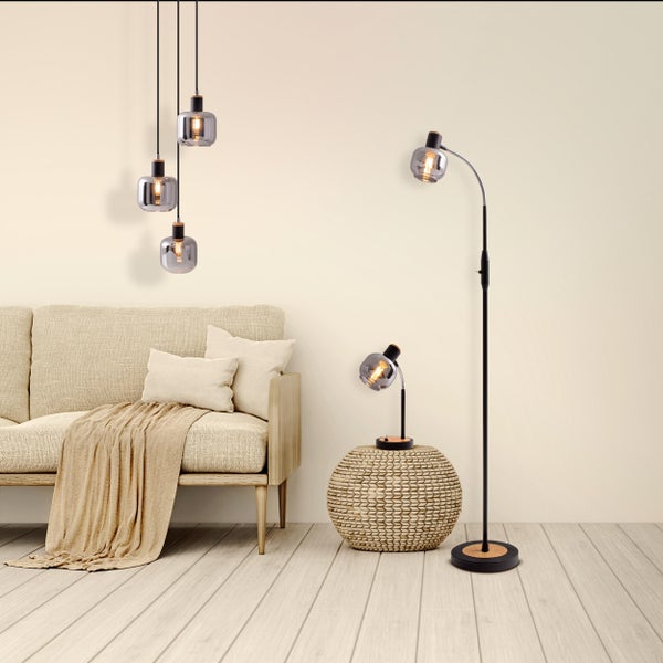 Wohnzimmer mit Sofa, Stehlampe, Tischlampe und Hängelampen