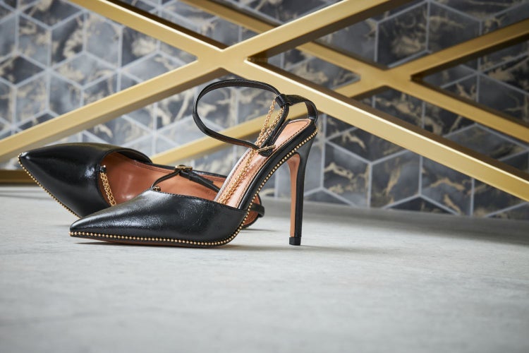 Nahaufnahme einer Dekoration in Astform vor einer Wand mit geometrischem Muster.