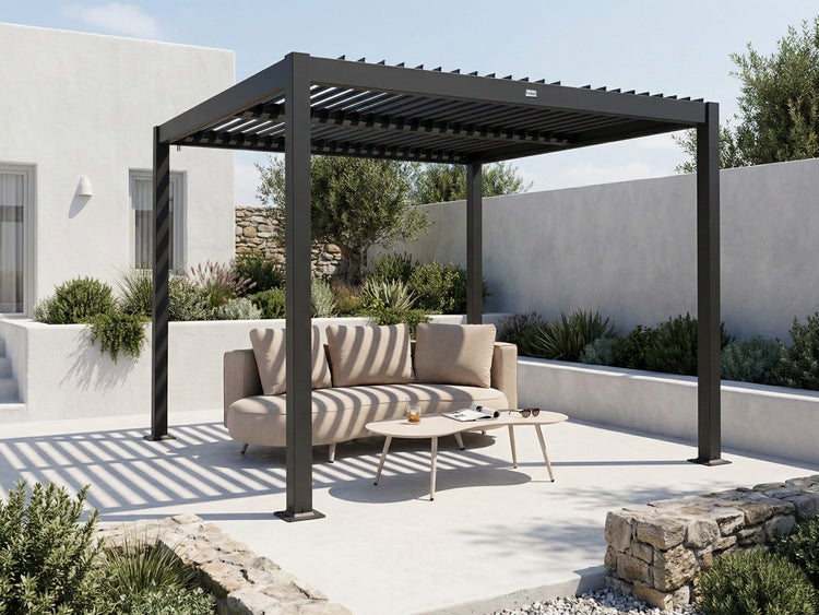 Mehrere Hanfpalmen mit faserigen Stämmen und grünen Blättern in orangefarbenen Pflanztöpfen auf einer hellen Kiesfläche.