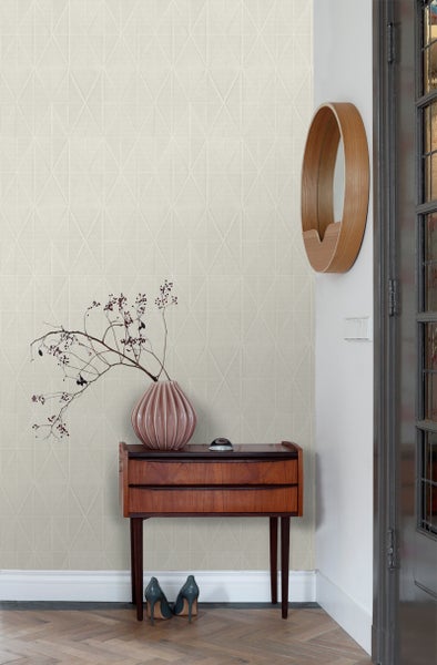 Szene mit geometrischer Tapete, Kommode mit Dekorationen und Spiegel