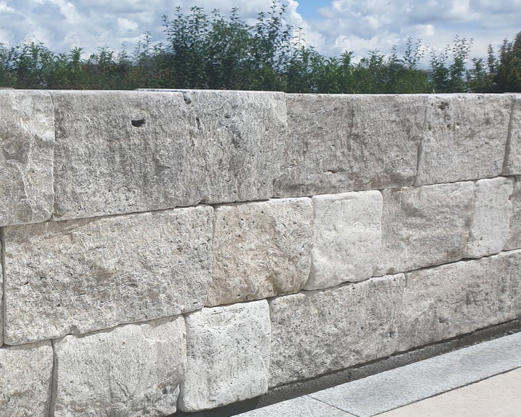 Wohnrausch Naturstein Mauersteine Travertin SILVER GREY, spaltrau, getrommelt, grau, L 15-50, B 18-20, H 22,5 cm, 1 qm