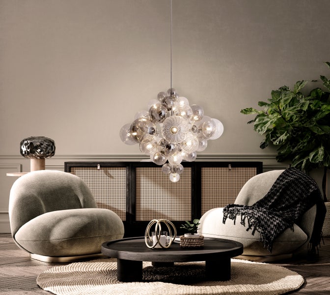 Wohnzimmer-Szene mit zwei Sesseln, einem Couchtisch und einer Hängelampe