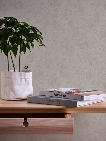 Dekorative Wandgestaltung mit einer Tapete, die eine natürliche und strukturierte Optik erzeugt, kombiniert mit einem gerahmten Island-Poster.