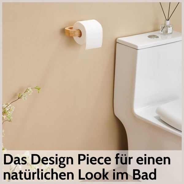 Badezimmer mit natürlichem Design, Toilettenpapierhalter aus Holz an der Wand neben einem weißen Stand-WC aus Keramik.