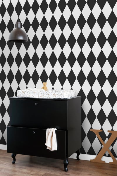 Zimmer mit Kommode, Wickelauflage, Dekoration und Tapete mit Rautenmuster