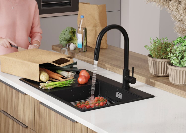 Küchenszene mit Spüle, Armatur und frischem Gemüse zum Waschen