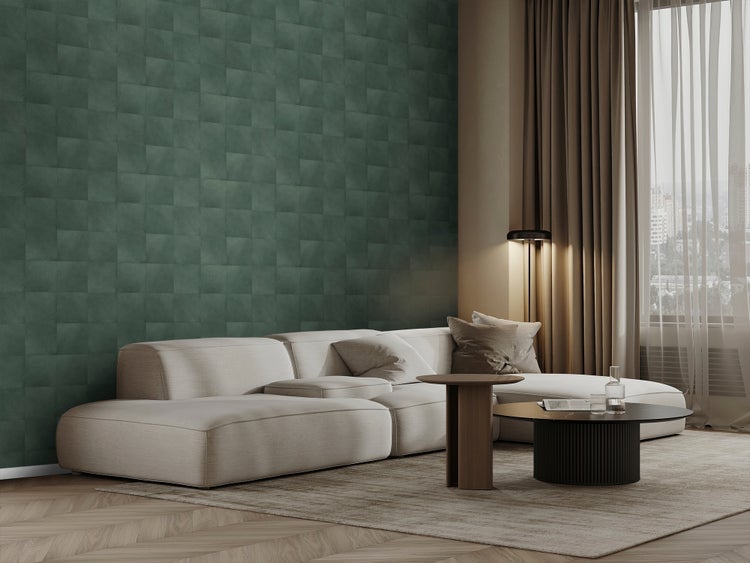 Wohnzimmer mit grüner quadratischer Tapete, Sofa und Couchtisch