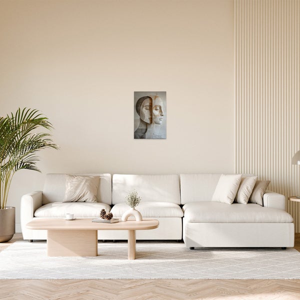 Helles Wohnzimmer mit einem Sofa, einem Couchtisch und einem Wandbild mit zwei Gesichtern