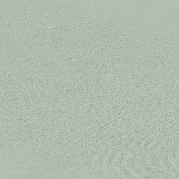 Heller Essbereich mit Esstisch, Stühlen, Hängeleuchte und Dekorationen.