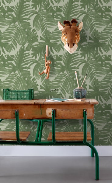 Dekoratives Kinderzimmer mit Dschungeltapete, Schulbank und Giraffenkopf