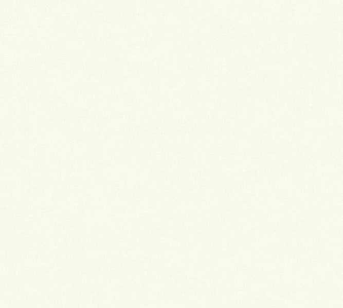 Wohnzimmer mit Sofa, Stehlampe und Couchtisch auf Holzboden