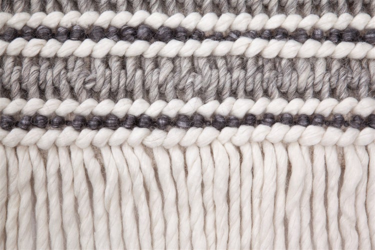 Dekorativer Teppich mit floralem Muster in einem Wohnzimmer-Setup.