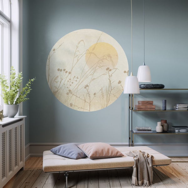 Innenraum mit Tagesbett, Regal und runder Wanddekoration mit Pflanzenmotiv