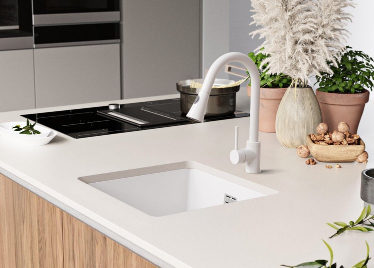 Küchenspüle mit Armatur in einer modernen Küche