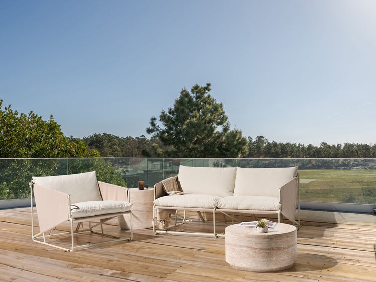 Gartenlounge-Set mit Sessel, Sofa und Beistelltisch auf einer Holzterrasse