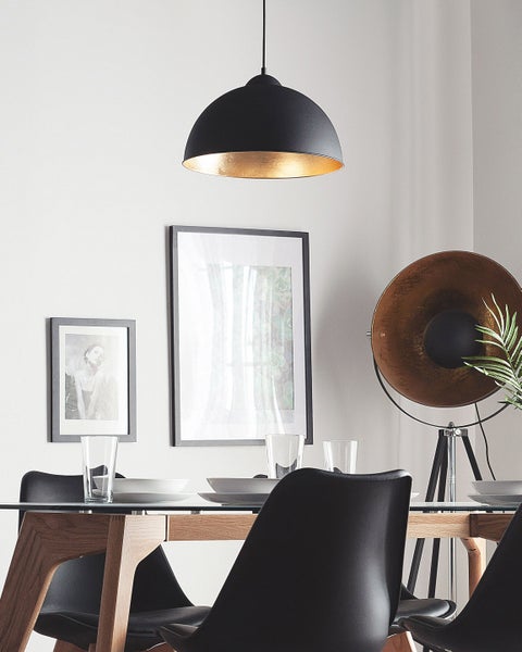 Esszimmer mit Esstisch, Stühlen, Pendelleuchte und Stehlampe