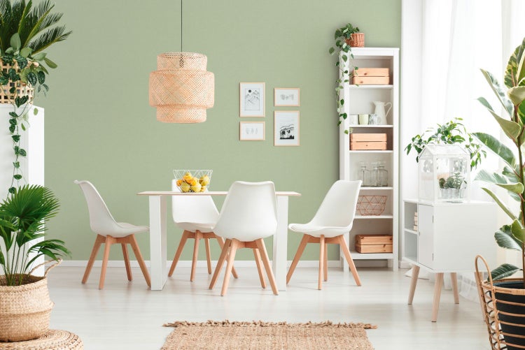 Nahaufnahme einer Tischleuchte mit Lampenschirm und Leuchtmittel