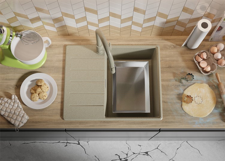 Küchenszene mit Spüle, Armatur, Backblech, Teig, Ausstecher, Eiern, Küchenrolle, Mixer und Plätzchen