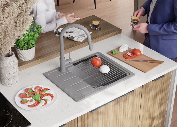 Küchenszene mit Spüle, Armatur und Lebensmitteln auf einer Arbeitsplatte.