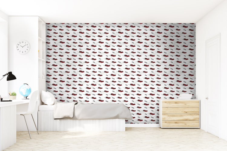 Helles Kinderzimmer mit Bett, Schreibtisch und Wandtapete mit Rennwagenmuster