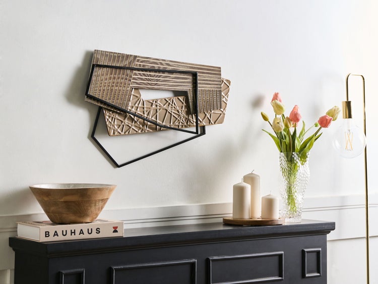 Wohnzimmer mit Kommode, Dekoration, Wandbild, Kerzen, Vase mit Tulpen und Stehlampe.