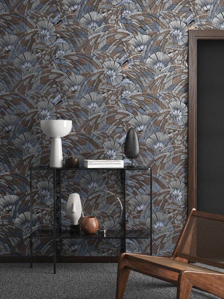 Esstisch-Szene mit Rattan-Hängelampe, Blumenvase, Kaffeetasse und Zeitschrift