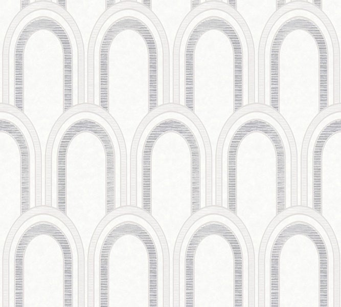 Esszimmer mit Holztisch, Stühlen und dekorativer Anrichte vor einer gemusterten Tapete.