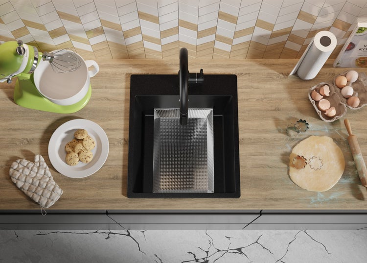 Küchenszene mit Spüle, Armatur, Teig, Keksen und Küchengeräten von oben